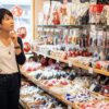 お土産を選んでいる日本人